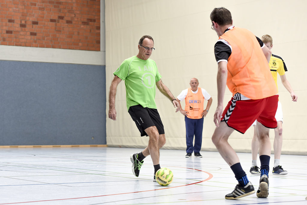 Nicht laufen, aber immer in Bewegung! Walking Fußball hält fit und macht jede Menge Spaß. Foto: Jan Weckelmann