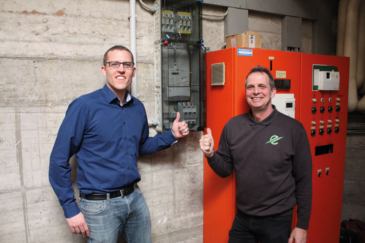 Geschafft! Alexander Kiel (Vorstandsvorsitzender, links) und Dirk Hansmeier (Leitung Sportstättenmanagement, rechts) freuen sich am 27.03.207 darüber, dass das Blockheizkraftwerk seit Inbetriebnahme 1 Mio. kWh an elektrischer Energie erzeugt hat.