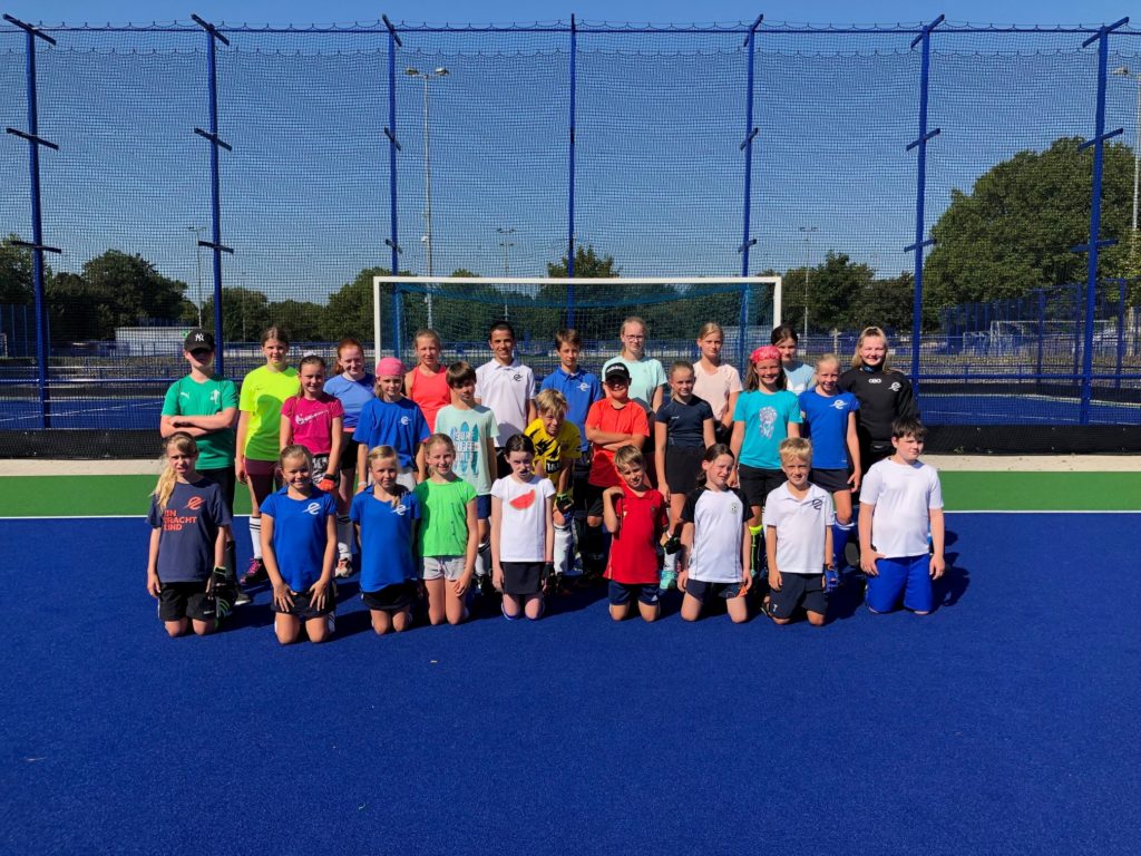 Dreißig Kinder und Jugendliche nahmen am Hockey-Feriencamp des TSC Eintracht Dortmund teil.