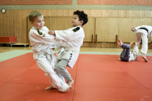 Ob JuKis oder Erwachsene, auf der Judomatte kann nun wieder im üblichen Trainingsbetrieb gerangelt und geworfen werden.