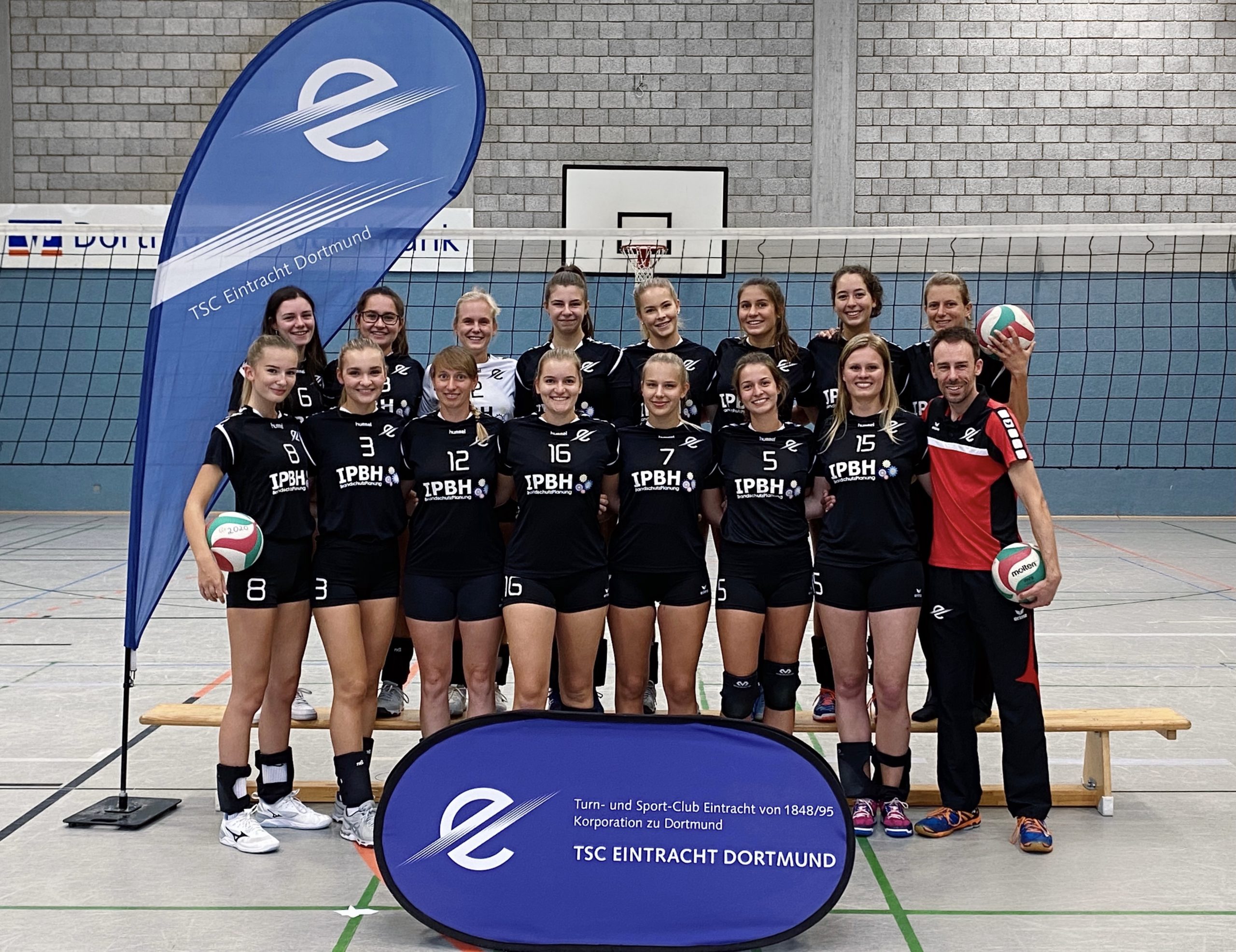 Die Volleyball Damen des TSC Eintracht Dortmund vor ihrem zweiten Saisonspiel.