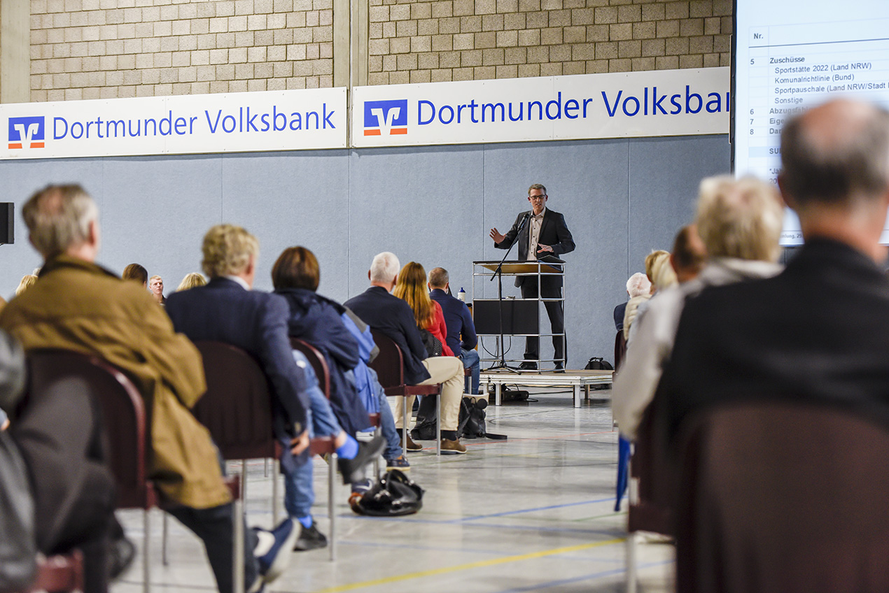 Vorstandsvorsitzender Dr. Alexander Kiel führte durch die diesjährige Delegiertenversammlung des TSC Eintracht Dortmund. Foto: Jan Weckelmann