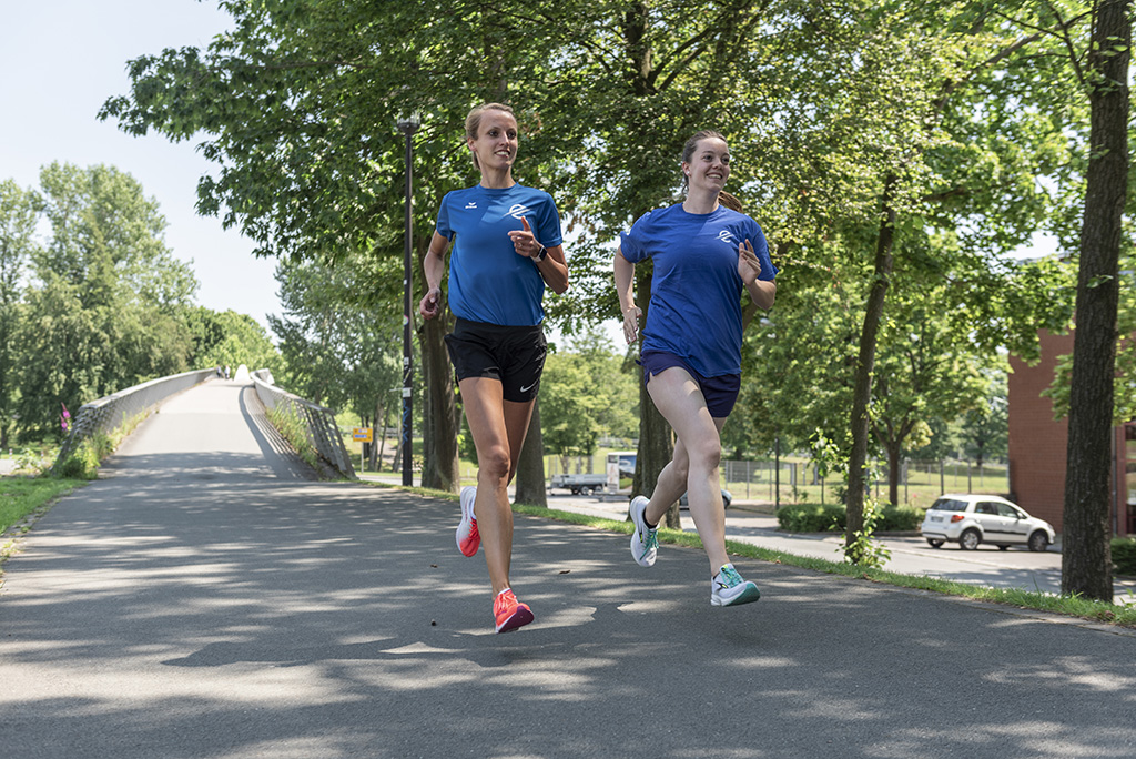 Laura Hansen (l.) und Anna Fuhr sind Laufexpertinnen im TSC Eintracht und betreuen den Lauftreff des Vereins. Foto: Jan Weckelmann