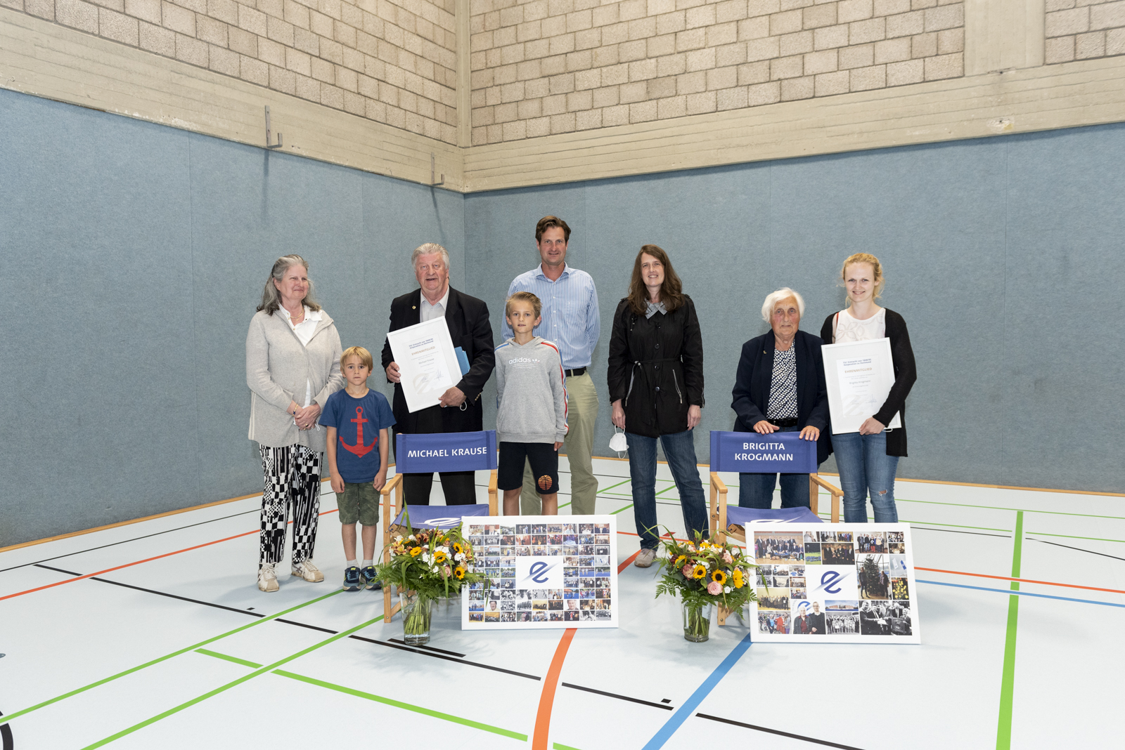 Michael Krause und Brigitta Krogmann wurden zu Ehrenmitgliedern des TSC Eintracht Dortmund benannt. Ihre Familienmitglieder kamen zur Delegiertenversammlung. Foto: Jan Weckelmann
